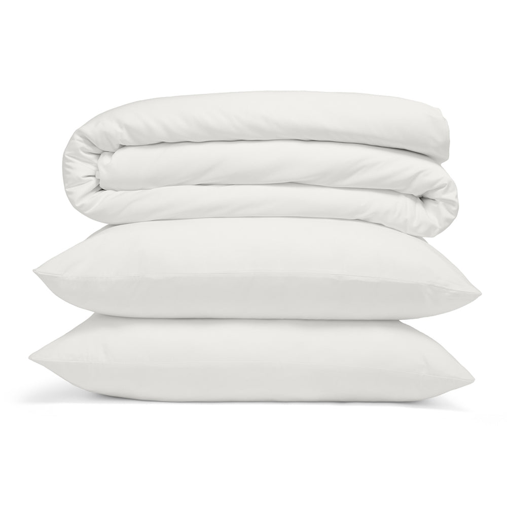 Stapel van dekbedset met kussensloop op witte achtergrond – modern beddengoed, hoogwaardige stoffen, luxueus en comfortabel