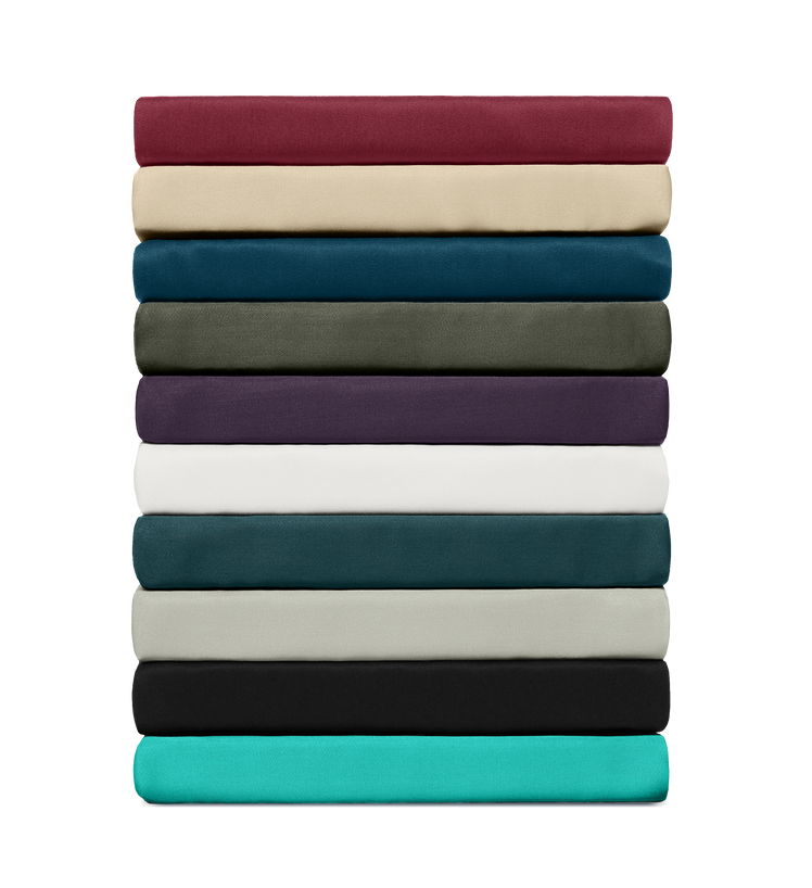 Stapel gevouwen lakens in tien verschillende kleuren, netjes gerangschikt op een transparante achtergrond.